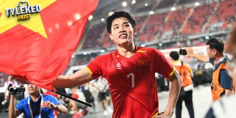 Áp lực kỳ vọng giữ chân anh trên sân cỏ