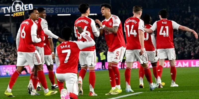 Arsenal giữ chân 2 trụ cột tác động phòng thay đồ