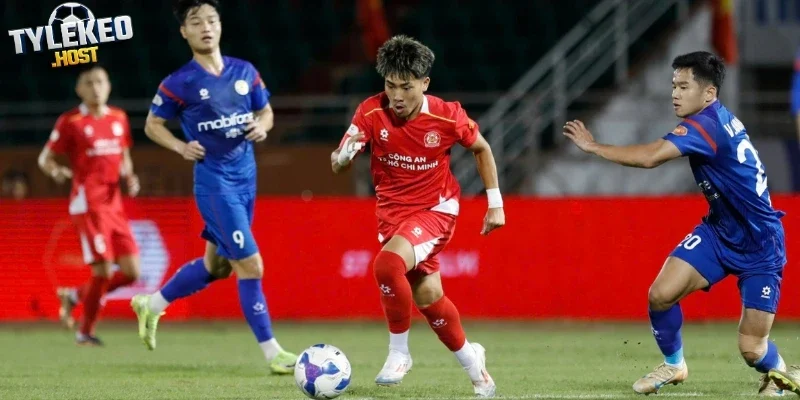 Khoa Ngô thu hút mọi ánh nhìn từ khán giả