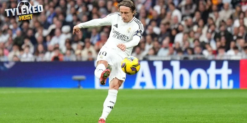 Modric 40 tuổi vẫn làm chủ, MU chờ thần đồng Gabriel