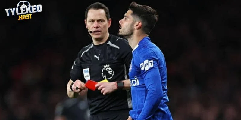 Tình huống tiền vệ Chelsea nhận thẻ khó đỡ